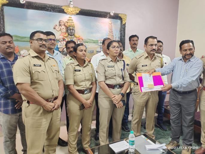 The smiles of the robbers robbing the gold; Three were arrested by Solapur Rural Police | सोने लुटणाऱ्या दरोडेखोरांच्या मुसक्या आवळल्या; तिघांना सोलापूर ग्रामीण पोलिसांनी केले जेरबंद The smiles of the robbers robbing the gold; Three were arrested by Solapur Rural Police | सोने लुटणाऱ्या दरोडेखोरांच्या मुसक्या आवळल्या; तिघांना सोलापूर ग्रामीण पोलिसांनी केले जेरबंद