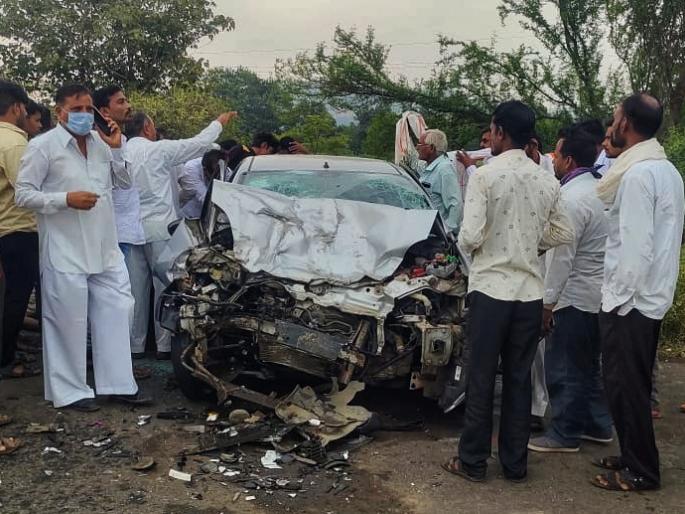 Ambulance and car collided head-on; One killed, three injured | रूग्णवाहिका आणि कारची समोरासमोर धडक; एक जागीच ठार, तीन गंभीर जखमी Ambulance and car collided head-on; One killed, three injured | रूग्णवाहिका आणि कारची समोरासमोर धडक; एक जागीच ठार, तीन गंभीर जखमी