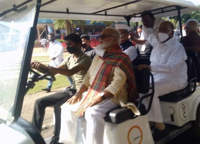 Visit to book exhibition in the morning by minister Chhagan Bhujbal | छगन भुजबळ यांच्याकडून सकाळी ग्रंथविक्री प्रदर्शनास भेट Visit to book exhibition in the morning by minister Chhagan Bhujbal | छगन भुजबळ यांच्याकडून सकाळी ग्रंथविक्री प्रदर्शनास भेट