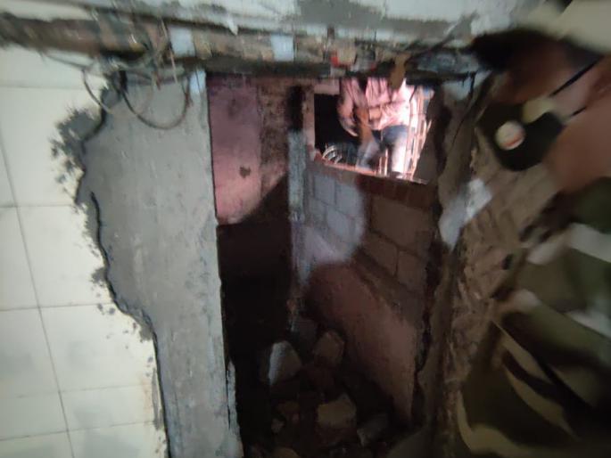 Two secret rooms were found in 'that' orchestra bar; Facilities were made to hide the bargirls | दोन गुप्त खोल्या सापडल्या 'त्या' ऑर्केस्ट्रा बारमध्ये; बारबालांना लपवण्यासाठी केली होती सोय Two secret rooms were found in 'that' orchestra bar; Facilities were made to hide the bargirls | दोन गुप्त खोल्या सापडल्या 'त्या' ऑर्केस्ट्रा बारमध्ये; बारबालांना लपवण्यासाठी केली होती सोय