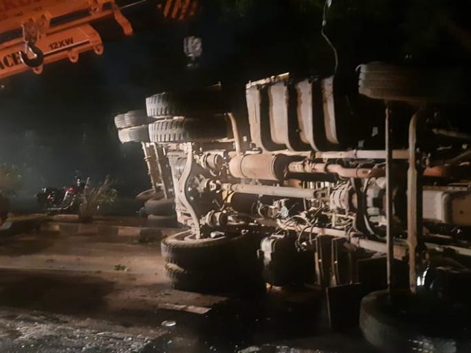 container overturned on a moving car on the road | कंटेनर रस्त्यावरील चालत्या कारवर पलटला, चालक जखमी container overturned on a moving car on the road | कंटेनर रस्त्यावरील चालत्या कारवर पलटला, चालक जखमी