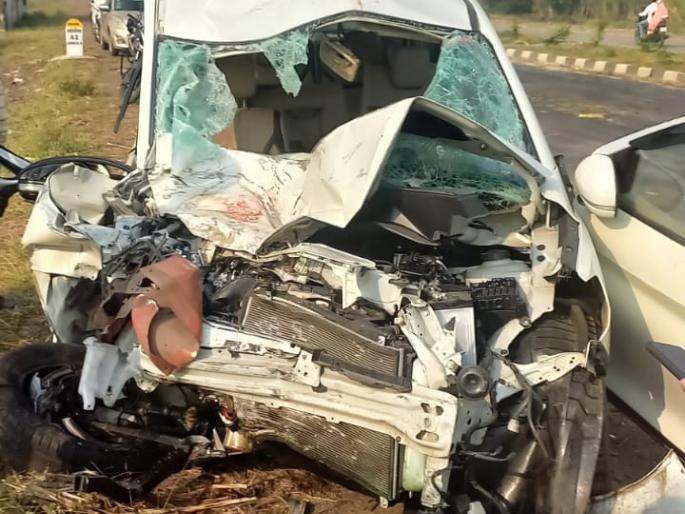 Car and tempo accident near Mars; Two killed on the spot, four injured | मंगळवेढ्याजवळ कार व टेम्पोचा अपघात; दोघांचा जागीच मृत्यू, चार जण जखमी Car and tempo accident near Mars; Two killed on the spot, four injured | मंगळवेढ्याजवळ कार व टेम्पोचा अपघात; दोघांचा जागीच मृत्यू, चार जण जखमी