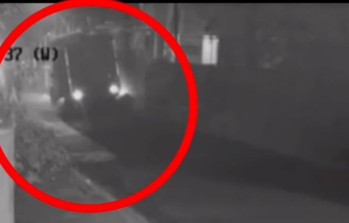 Tempo's two-wheeler carrying chickens hit hard; One was killed and another was seriously injured | कोंबडी घेऊन जाणाऱ्या टेम्पोची दुचाकी गाडीला जोरदार धडक; एकाचा मृत्यू तर दुसरा गंभीर जखमी Tempo's two-wheeler carrying chickens hit hard; One was killed and another was seriously injured | कोंबडी घेऊन जाणाऱ्या टेम्पोची दुचाकी गाडीला जोरदार धडक; एकाचा मृत्यू तर दुसरा गंभीर जखमी