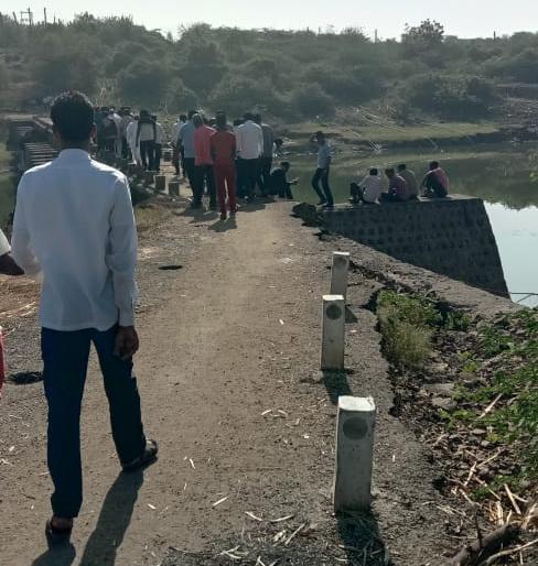 The two-wheeler fell into the water from the embankment of the river Sinai; Girl killed, husband injured, wife missing | सीना नदीच्या बंधाऱ्यावरून दुचाकी पाण्यात कोसळली; मुलीचा मृत्यू, पती जखमी, पत्नी बेपत्ता The two-wheeler fell into the water from the embankment of the river Sinai; Girl killed, husband injured, wife missing | सीना नदीच्या बंधाऱ्यावरून दुचाकी पाण्यात कोसळली; मुलीचा मृत्यू, पती जखमी, पत्नी बेपत्ता