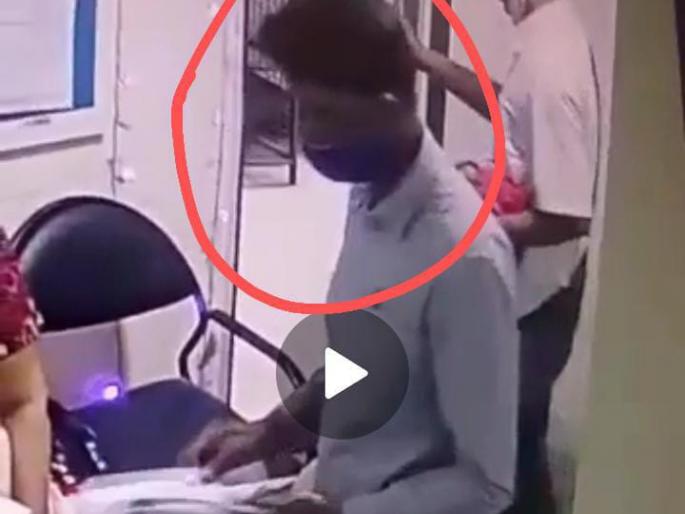 Video: robbed mobile from office, incident captured on CCTV | Video : कार्यालयातून केला मोबाईल लंपास, घटना सीसीटीव्हीत कैद Video: robbed mobile from office, incident captured on CCTV | Video : कार्यालयातून केला मोबाईल लंपास, घटना सीसीटीव्हीत कैद