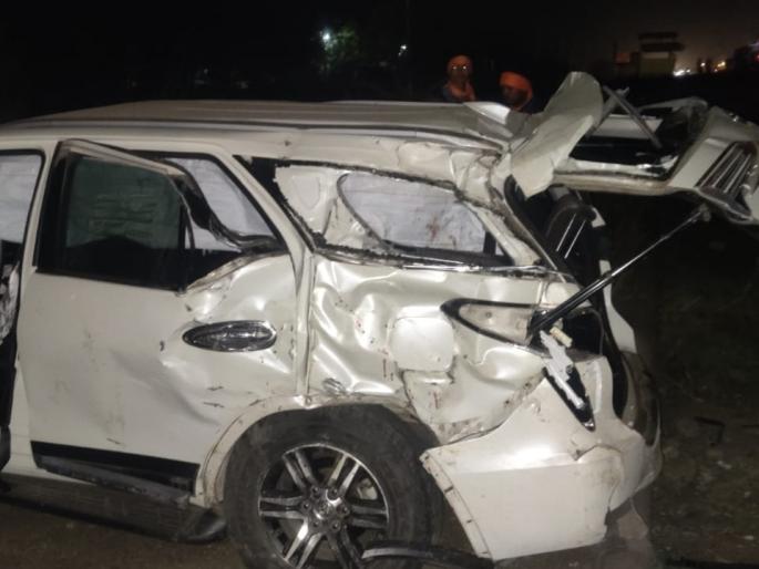 Car bike accident in wardha, two died | रानडुकरांचा कळप समोर आल्याने विचित्र अपघात, दोघांचा मृत्यू Car bike accident in wardha, two died | रानडुकरांचा कळप समोर आल्याने विचित्र अपघात, दोघांचा मृत्यू