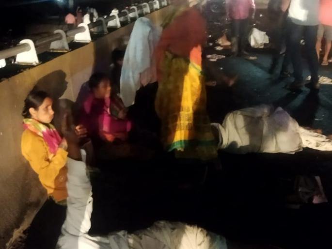 Truck hits devotees' tractor heading to Pandharpur; 5 killed, 30 injured | पंढरपूरला निघालेल्या भाविकांच्या ट्रॅक्टर ला ट्रकची धडक; ५ भाविक ठार, ३० जखमी Truck hits devotees' tractor heading to Pandharpur; 5 killed, 30 injured | पंढरपूरला निघालेल्या भाविकांच्या ट्रॅक्टर ला ट्रकची धडक; ५ भाविक ठार, ३० जखमी