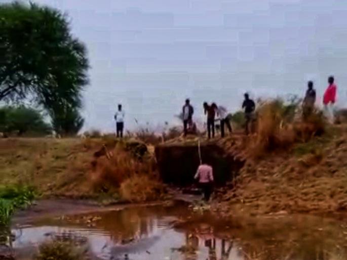 In the summer, millions of liters of water were wasted and many farms were swept away by the flooding of the canal | ऐन उन्हाळ्यात कॅनलचा भराव फुटल्याने लाखो लीटर पाण्याची नासाडी, अनेकांची शेती वाहून गेली In the summer, millions of liters of water were wasted and many farms were swept away by the flooding of the canal | ऐन उन्हाळ्यात कॅनलचा भराव फुटल्याने लाखो लीटर पाण्याची नासाडी, अनेकांची शेती वाहून गेली