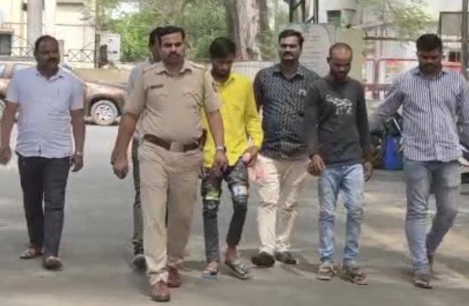 Big news; Police in riot gear stormed a rally on Friday, removing hundreds of protesters by truck | मोठी बातमी; पंढरपुरातील रेल्वे मैदानाच्याजवळ गोळ्यासह बंदूक घेऊन फिरणारे ताब्यात Big news; Police in riot gear stormed a rally on Friday, removing hundreds of protesters by truck | मोठी बातमी; पंढरपुरातील रेल्वे मैदानाच्याजवळ गोळ्यासह बंदूक घेऊन फिरणारे ताब्यात