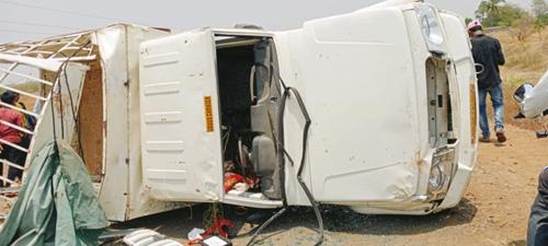 Shocking; 26 people injured in pickup accident | धक्कादायक; जावयाच्या अंत्यविधीसाठी निघालेले २६ जण पिकअप अपघातात जखमी