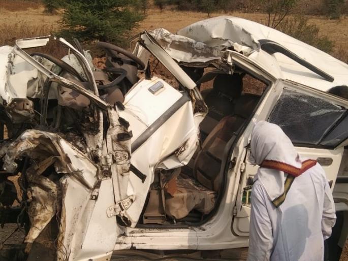 Breaking; Private bus accident near Mohol; Both died on the spot | Breaking; मोहोळजवळ खासगी बसचा अपघात; दोघांचा जागीच मृत्यू Breaking; Private bus accident near Mohol; Both died on the spot | Breaking; मोहोळजवळ खासगी बसचा अपघात; दोघांचा जागीच मृत्यू