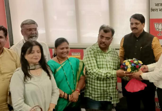 Narendra Mehta went to the district office of BJP and accepted the district president | अखेर मेहता नमले ! भाजपच्या जिल्हा कार्यालयात जाऊन जिल्हाध्यक्षाचा केला स्वीकार Narendra Mehta went to the district office of BJP and accepted the district president | अखेर मेहता नमले ! भाजपच्या जिल्हा कार्यालयात जाऊन जिल्हाध्यक्षाचा केला स्वीकार