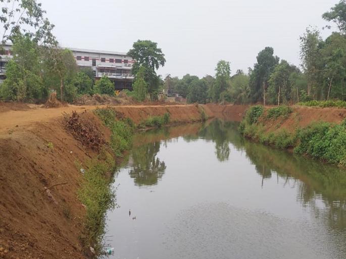 Chiplun in danger of floods again this year, Thousands of cubic meters of silt from Vashishti, Shiva river on the river bank | चिपळूणला यंदा पुन्हा महापुराचा धोका?, वाशिष्ठी, शिव नदीतील हजारो घनमीटर गाळ नदीकाठावरच Chiplun in danger of floods again this year, Thousands of cubic meters of silt from Vashishti, Shiva river on the river bank | चिपळूणला यंदा पुन्हा महापुराचा धोका?, वाशिष्ठी, शिव नदीतील हजारो घनमीटर गाळ नदीकाठावरच