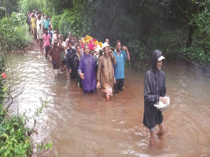 Villagers of Varveli Teliwadi in Guhagar taluka have to travel through river water for funeral | रत्नागिरी जिल्ह्यातील 'या' गावात ग्रामस्थांना अंत्यविधीसाठी जावे लागते ढोपरभर पाण्यातून, पूल बांधण्याच्या मागणीकडे दुर्लक्ष Villagers of Varveli Teliwadi in Guhagar taluka have to travel through river water for funeral | रत्नागिरी जिल्ह्यातील 'या' गावात ग्रामस्थांना अंत्यविधीसाठी जावे लागते ढोपरभर पाण्यातून, पूल बांधण्याच्या मागणीकडे दुर्लक्ष