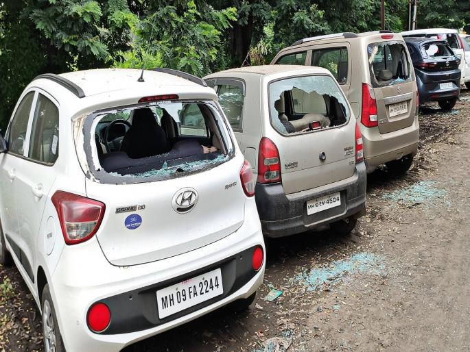 A drunken youth smashed the windows of 12 cars parked on the roadside in Mangalwar Peth area of Kolhapur city | माथेफिरू तरुणाने १२ मोटारींच्या काचा फोडल्या, घरातील वादाचा राग शेजाऱ्यांच्या कारवर काढला A drunken youth smashed the windows of 12 cars parked on the roadside in Mangalwar Peth area of Kolhapur city | माथेफिरू तरुणाने १२ मोटारींच्या काचा फोडल्या, घरातील वादाचा राग शेजाऱ्यांच्या कारवर काढला
