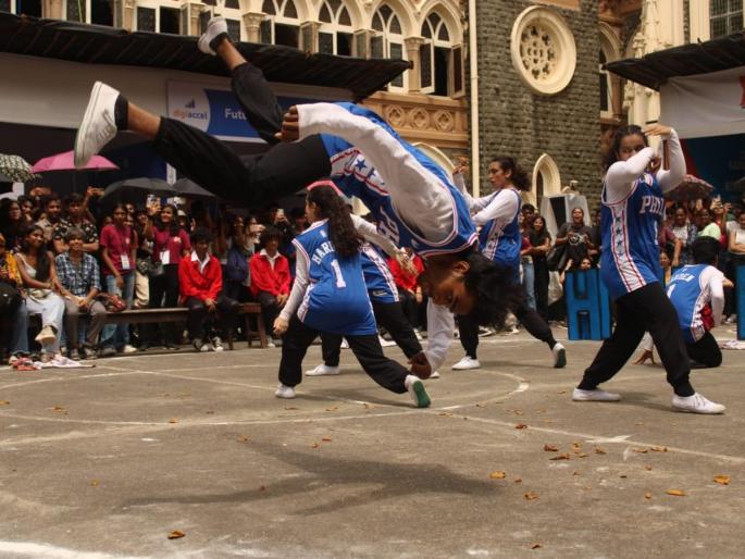 Malhar vari wan the hearts of the students | 'मल्हार'वारीने जिंकली विद्यार्थ्यांची मने Malhar vari wan the hearts of the students | 'मल्हार'वारीने जिंकली विद्यार्थ्यांची मने