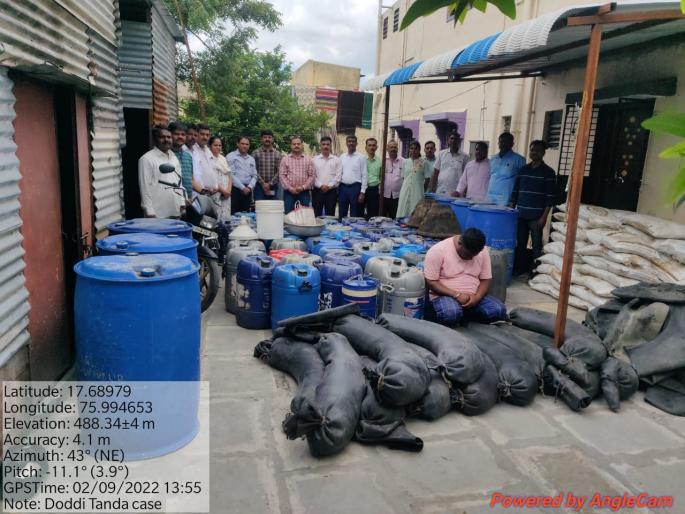 'Pushpa' arrested in Doddi Tandya; 5,000 liters of hand furnace liquor seized; Solapur State Excise Department action | दोड्डी तांड्यातून 'पुष्पा' ला अटक; ५ हजार लिटर हातभट्टी दारु जप्त; सोलापूर राज्य उत्पादन शुल्क विभागाची कारवाई 'Pushpa' arrested in Doddi Tandya; 5,000 liters of hand furnace liquor seized; Solapur State Excise Department action | दोड्डी तांड्यातून 'पुष्पा' ला अटक; ५ हजार लिटर हातभट्टी दारु जप्त; सोलापूर राज्य उत्पादन शुल्क विभागाची कारवाई