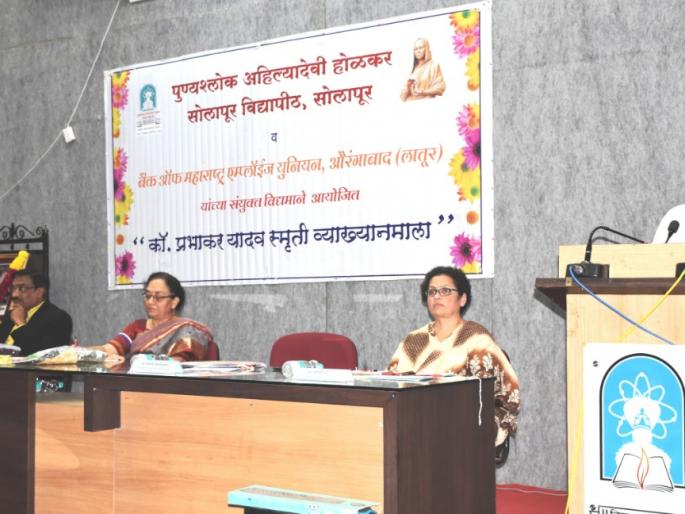 50 crore accounts due to Jan Dhan Yojana yet 30 percent people are deprived of banking services | जनधन योजनेमुळे ५० कोटी खाती तरीही ३० टक्के लोक बँकिंग सेवेपासून वंचितच 50 crore accounts due to Jan Dhan Yojana yet 30 percent people are deprived of banking services | जनधन योजनेमुळे ५० कोटी खाती तरीही ३० टक्के लोक बँकिंग सेवेपासून वंचितच
