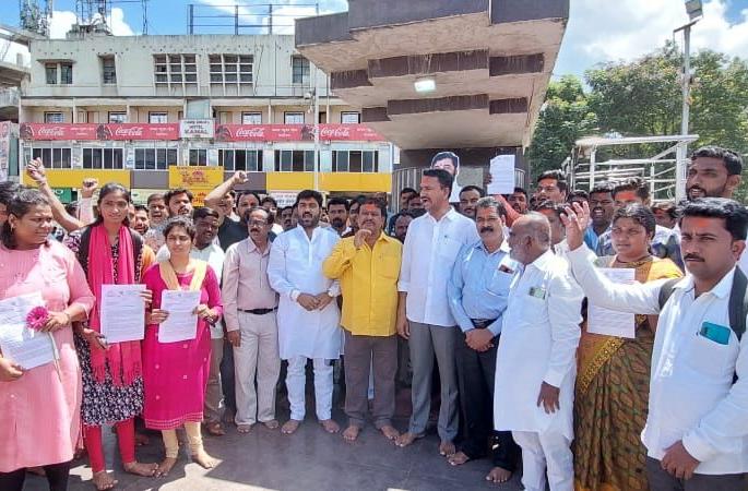 Candidates from Solapur who got job appointments bow down at the feet of Chhatrapati Shivaji Maharaj | नोकरीच्या नियुक्त्या मिळालेले सोलापुरातील उमेदवार छत्रपती शिवाजी महाराजांच्या चरणी नतमस्तक Candidates from Solapur who got job appointments bow down at the feet of Chhatrapati Shivaji Maharaj | नोकरीच्या नियुक्त्या मिळालेले सोलापुरातील उमेदवार छत्रपती शिवाजी महाराजांच्या चरणी नतमस्तक