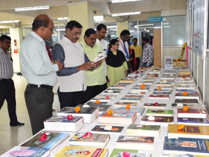 A separate initiative of Solapur University to develop the taste of stories, novels, rare books; Know in detail | कथा, कादंबरी, दुर्मिळ ग्रंथाची गोडी लागण्यासाठी सोलापूर विद्यापीठाचा वेगळा उपक्रम; जाणून घ्या सविस्तर A separate initiative of Solapur University to develop the taste of stories, novels, rare books; Know in detail | कथा, कादंबरी, दुर्मिळ ग्रंथाची गोडी लागण्यासाठी सोलापूर विद्यापीठाचा वेगळा उपक्रम; जाणून घ्या सविस्तर