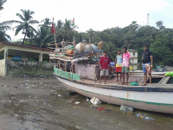 in uttan fishing boat hit a rock in the sea | उत्तन समुद्रात मच्छीमार बोट खडकाला आदळली 