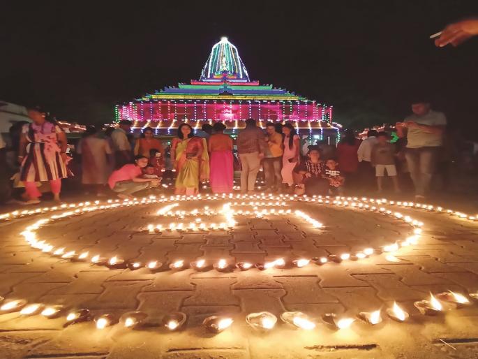 Ganapatipule area lit up with Dipotsava | दीपोत्सवाने उजळला गणपतीपुळे परिसर Ganapatipule area lit up with Dipotsava | दीपोत्सवाने उजळला गणपतीपुळे परिसर