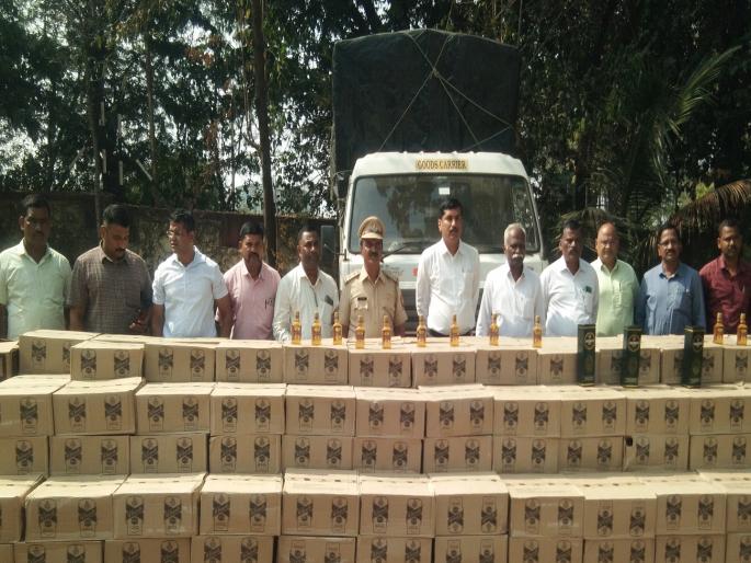 Liquor stock worth 19 lakh seized in Kolhapur, tempo driver released | कोल्हापुरात १९ लाखांचा मद्यसाठा जप्त, पथकाला गुंगारा देऊन टेम्पोचालक पसार Liquor stock worth 19 lakh seized in Kolhapur, tempo driver released | कोल्हापुरात १९ लाखांचा मद्यसाठा जप्त, पथकाला गुंगारा देऊन टेम्पोचालक पसार