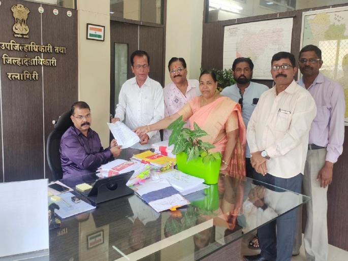 Stop survey of Barsu Refinery, representation by Congress to district administration | बारसू रिफायनरीचे सर्वेक्षण थांबवा, काँग्रेसतर्फे जिल्हा प्रशासनाला निवेदन Stop survey of Barsu Refinery, representation by Congress to district administration | बारसू रिफायनरीचे सर्वेक्षण थांबवा, काँग्रेसतर्फे जिल्हा प्रशासनाला निवेदन