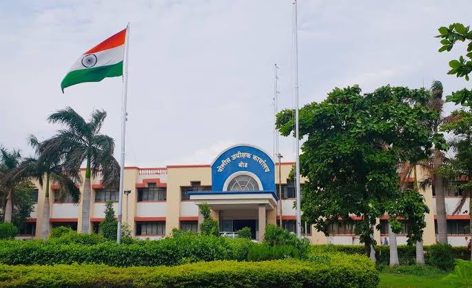 The main accused in the rape case set fire to the Beed Superintendent of Police office | बलात्काराच्या गुन्ह्यातील मुख्य आरोपीने बीड पोलीस अधीक्षक कार्यालयात घेतले पेटवून The main accused in the rape case set fire to the Beed Superintendent of Police office | बलात्काराच्या गुन्ह्यातील मुख्य आरोपीने बीड पोलीस अधीक्षक कार्यालयात घेतले पेटवून