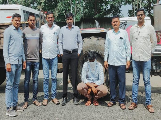 The temptation to buy a cheap tractor is expensive; Police handcuffed one | स्वस्तात ट्रॅक्टर खरेदीचा मोह पडला महागात; पोलिसांनी एकास ठोकल्या बेड्या The temptation to buy a cheap tractor is expensive; Police handcuffed one | स्वस्तात ट्रॅक्टर खरेदीचा मोह पडला महागात; पोलिसांनी एकास ठोकल्या बेड्या
