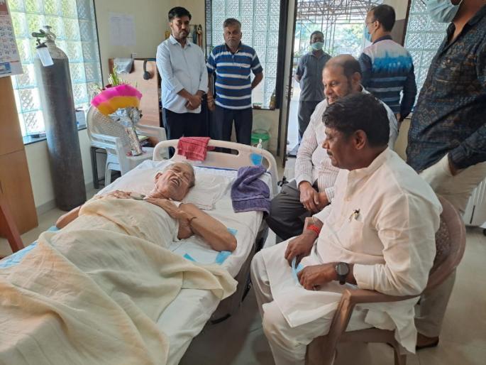 I will certainly take Girishbhau's guidance regarding the issue in the town; Dhangekar visited Bapat | कसब्यातील प्रश्नाबाबत गिरीशभाऊंचे मार्गदर्शन मी नक्कीच घेणार; धंगेकरांनी घेतली बापटांची भेट I will certainly take Girishbhau's guidance regarding the issue in the town; Dhangekar visited Bapat | कसब्यातील प्रश्नाबाबत गिरीशभाऊंचे मार्गदर्शन मी नक्कीच घेणार; धंगेकरांनी घेतली बापटांची भेट