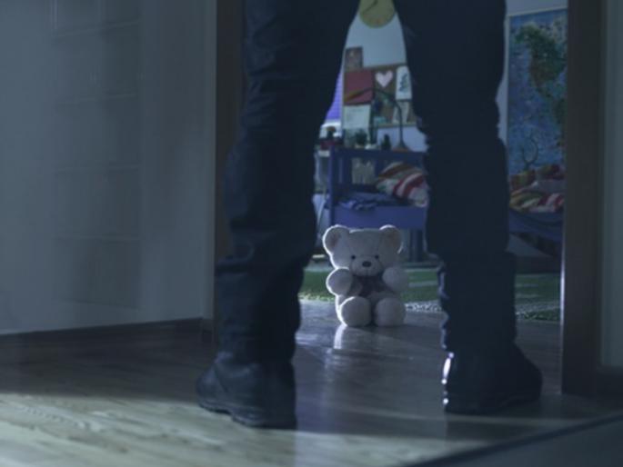 molestation of a minor girl by breaking into the house Accused attacked with a knife to protect the girl | घरात घुसून अल्पवयीन मुलीचा विनयभंग; मुलीचा बचावासाठी आरोपीवर चाकूने हल्ला molestation of a minor girl by breaking into the house Accused attacked with a knife to protect the girl | घरात घुसून अल्पवयीन मुलीचा विनयभंग; मुलीचा बचावासाठी आरोपीवर चाकूने हल्ला