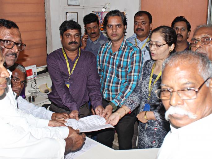 Siege of PMC Bank Officers, Officers Claims | पीएमसी बँक अधिकाऱ्यांना घेराव, अधिकारी धारेवर Siege of PMC Bank Officers, Officers Claims | पीएमसी बँक अधिकाऱ्यांना घेराव, अधिकारी धारेवर