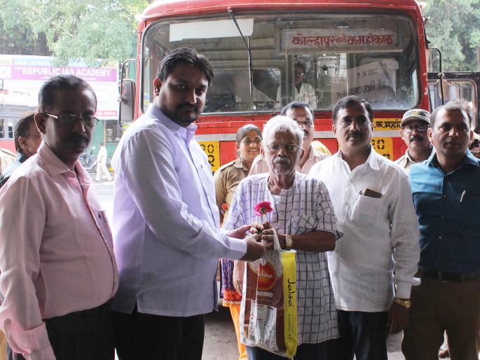 Kolhapur: Welcome to the central bus station by giving flowers to the passengers | कोल्हापूर : मध्यवर्ती बसस्थानकावर प्रवाशांचे फूल देऊन स्वागत Kolhapur: Welcome to the central bus station by giving flowers to the passengers | कोल्हापूर : मध्यवर्ती बसस्थानकावर प्रवाशांचे फूल देऊन स्वागत