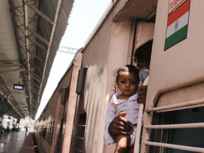 CoronaVirus Lockdown: The flow of workers to foreign countries is reduced | CoronaVirus Lockdown : परराज्यांत जाणाऱ्या कामगारांचा ओघ कमी CoronaVirus Lockdown: The flow of workers to foreign countries is reduced | CoronaVirus Lockdown : परराज्यांत जाणाऱ्या कामगारांचा ओघ कमी