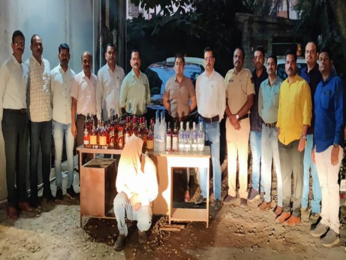 Transportation of 50 bottles of branded liquor for illegal sale; Confiscation of liquor | ब्रॅण्डेड दारुच्या ५० बाटल्यांची बेकायदेशीर विक्रीसाठी वाहतूक; मद्यसाठा जप्त Transportation of 50 bottles of branded liquor for illegal sale; Confiscation of liquor | ब्रॅण्डेड दारुच्या ५० बाटल्यांची बेकायदेशीर विक्रीसाठी वाहतूक; मद्यसाठा जप्त