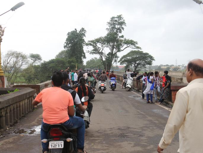 Shivaji Pool Bike; Open to three wheelers | शिवाजी पूल दुचाकी; तीनचाकी वाहनांसाठी खुला, पावसाचा जोर कमी Shivaji Pool Bike; Open to three wheelers | शिवाजी पूल दुचाकी; तीनचाकी वाहनांसाठी खुला, पावसाचा जोर कमी
