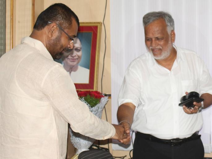 Kolhapur: The base of the FRP is only nine percent: Sadabhau Khot, good luck visit to Lokmat office | कोल्हापूर : ‘एफआरपी’चा बेस साडेनऊ टक्केच : सदाभाऊ खोत, लोकमत कार्यालयास सदिच्छा भेट Kolhapur: The base of the FRP is only nine percent: Sadabhau Khot, good luck visit to Lokmat office | कोल्हापूर : ‘एफआरपी’चा बेस साडेनऊ टक्केच : सदाभाऊ खोत, लोकमत कार्यालयास सदिच्छा भेट