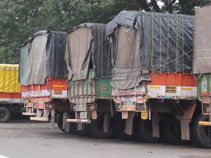 One hundred crores turnover of sugar, fifth day of the merchant strike | कोल्हापूर : साखरेची शंभर कोटींची उलाढाल मंदावली, माल वाहतूकदारांच्या संपाचा पाचवा दिवस One hundred crores turnover of sugar, fifth day of the merchant strike | कोल्हापूर : साखरेची शंभर कोटींची उलाढाल मंदावली, माल वाहतूकदारांच्या संपाचा पाचवा दिवस