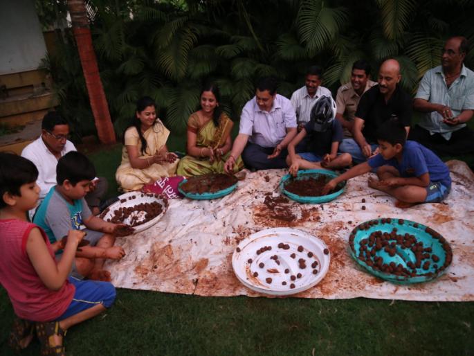 Message of tree conservation from seedball creation | बीजगाेळे निर्मितीतून वृक्षसंवर्धनाचा संदेश Message of tree conservation from seedball creation | बीजगाेळे निर्मितीतून वृक्षसंवर्धनाचा संदेश