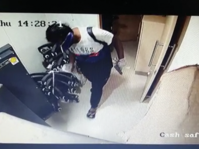 Bank robbery in Navi Mumbai, incident in lockdown has created a stir in the area | नवी मुंबईत बँकेवर दरोडा, लॉकडाऊनमध्ये दिवसाढवळ्या लुटीने खळबळ Bank robbery in Navi Mumbai, incident in lockdown has created a stir in the area | नवी मुंबईत बँकेवर दरोडा, लॉकडाऊनमध्ये दिवसाढवळ्या लुटीने खळबळ