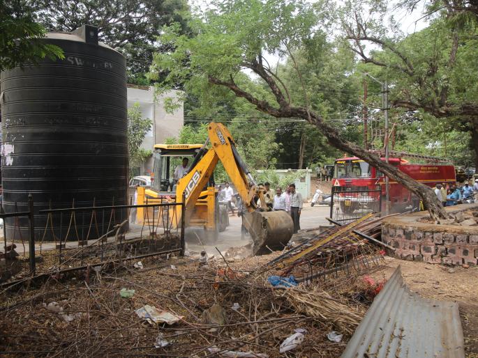 Construct the construction started, the environment is stressful | विरोध मोडून बांधकाम सुरू, वातावरण तणावपूर्ण Construct the construction started, the environment is stressful | विरोध मोडून बांधकाम सुरू, वातावरण तणावपूर्ण