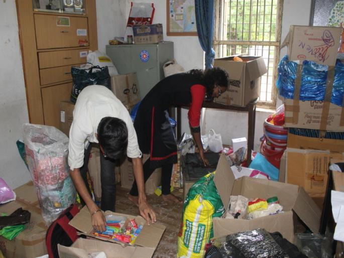 Fergusson students' help for Kerala's citizens | केरळच्या नागरिकांसाठी फर्ग्युसनच्या विद्यार्थ्यांचा मदतीचा हात Fergusson students' help for Kerala's citizens | केरळच्या नागरिकांसाठी फर्ग्युसनच्या विद्यार्थ्यांचा मदतीचा हात