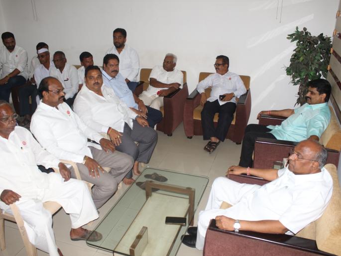 Yadarwari's dilemma, but except for Kolhapur, the rest of the state has a flyover | उसदराची कोंडी फुटली, मात्र कोल्हापूर वगळता उर्वरित महाराष्ट्रात चक्का जाम Yadarwari's dilemma, but except for Kolhapur, the rest of the state has a flyover | उसदराची कोंडी फुटली, मात्र कोल्हापूर वगळता उर्वरित महाराष्ट्रात चक्का जाम