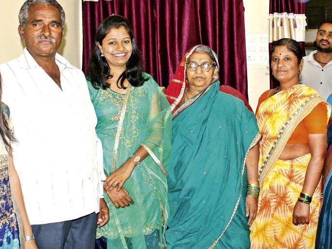 meet aarti pingale. PSi daughter of Shepherd | मेंढपाळाची पीएसआय लेक! भेटा, कोल्हापूरच्या आरती पिंगळेला! meet aarti pingale. PSi daughter of Shepherd | मेंढपाळाची पीएसआय लेक! भेटा, कोल्हापूरच्या आरती पिंगळेला!