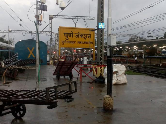 Military officer commits suicide by jumping under train | लष्करी अधिकार्याची रेल्वेखाली उडी घेऊन आत्महत्या Military officer commits suicide by jumping under train | लष्करी अधिकार्याची रेल्वेखाली उडी घेऊन आत्महत्या