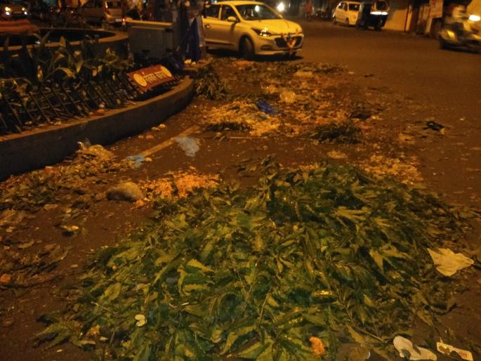 Dasari's market expired and the Sunday Chanan Chowk got the trash down | दसऱ्याचा बाजार संपला अन रविवार कारंजा चौकाला कचऱ्याचा पडला विळखा Dasari's market expired and the Sunday Chanan Chowk got the trash down | दसऱ्याचा बाजार संपला अन रविवार कारंजा चौकाला कचऱ्याचा पडला विळखा