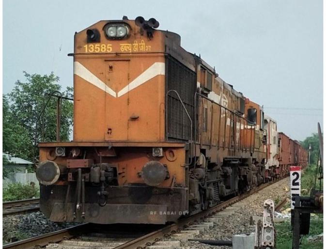 Five pairs of special trains will run in Maharashtra | महाराष्ट्रात धावतील पाच जोडी विशेष रेल्वेगाड्या Five pairs of special trains will run in Maharashtra | महाराष्ट्रात धावतील पाच जोडी विशेष रेल्वेगाड्या