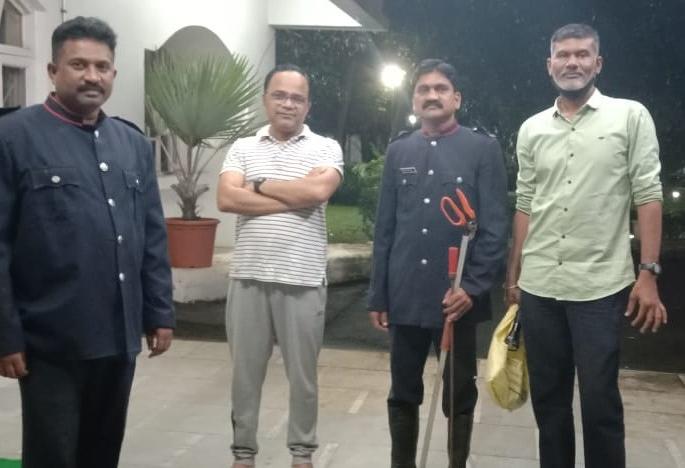 A big snake was found in the bungalow of the Municipal Commissioner of bhiwandi | मनपा आयुक्तांच्या बंगल्यात सापडला भला मोठा साप, उडाली धांदल A big snake was found in the bungalow of the Municipal Commissioner of bhiwandi | मनपा आयुक्तांच्या बंगल्यात सापडला भला मोठा साप, उडाली धांदल