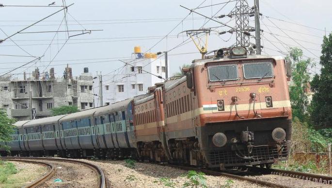 Nine special trains will leave for National Defense and Naval Academy examinations | नॅशनल डिफेन्स व नेव्हल अकॅडमीच्या परीक्षांसाठी नऊ स्पेशल ट्रेन्स सुटणार